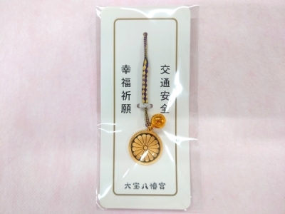 交通安全・幸福祈願御守の画像です。 菊の御紋の交通安全の御守 共に福を招くよう祈願